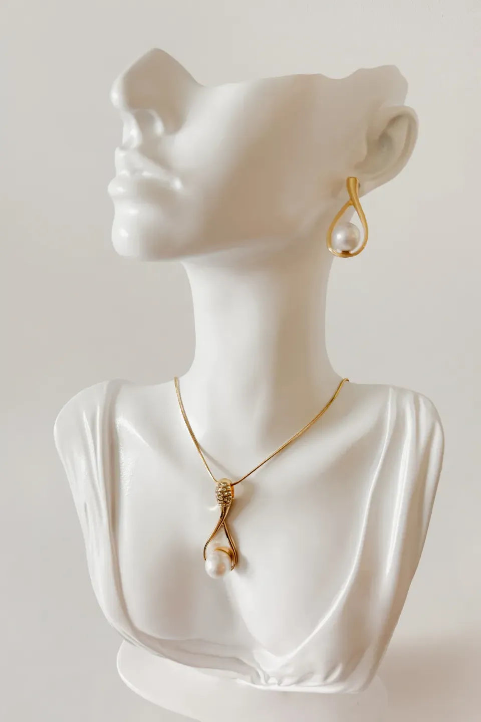 Necklace and Earrings Set with Teardrop Pearl Pendant