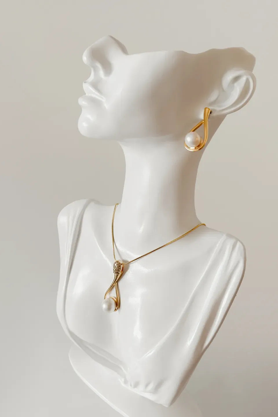 Necklace and Earrings Set with Teardrop Pearl Pendant