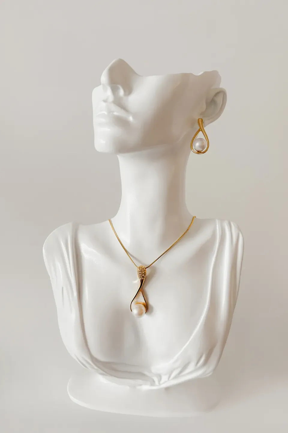Necklace and Earrings Set with Teardrop Pearl Pendant