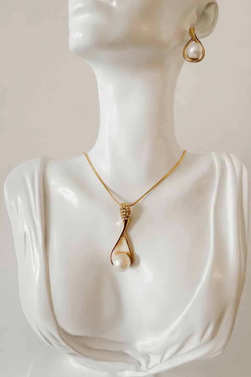 Necklace and Earrings Set with Teardrop Pearl Pendant