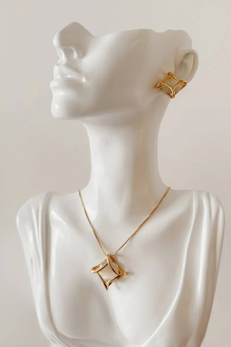 Women’s Gold-Plated Necklace and Earrings Set with Cat’s Eye Stone