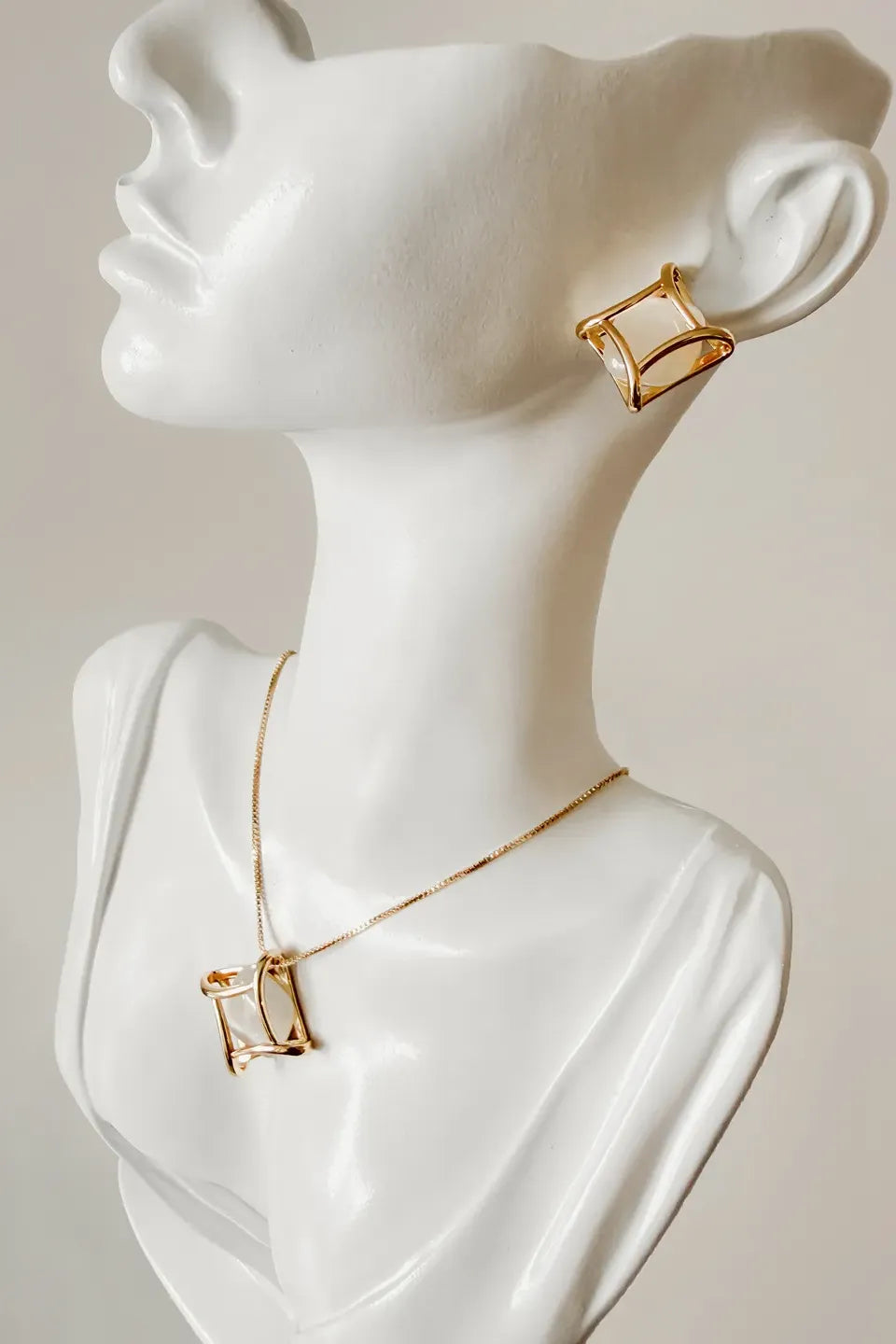 Women’s Gold-Plated Necklace and Earrings Set with Cat’s Eye Stone