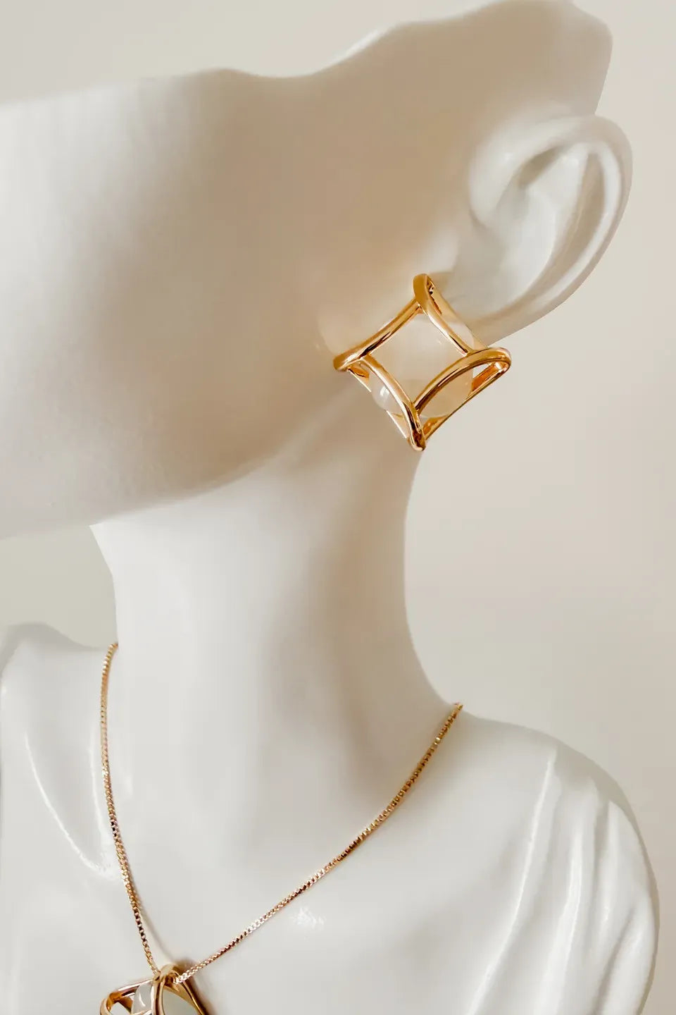 Women’s Gold-Plated Necklace and Earrings Set with Cat’s Eye Stone