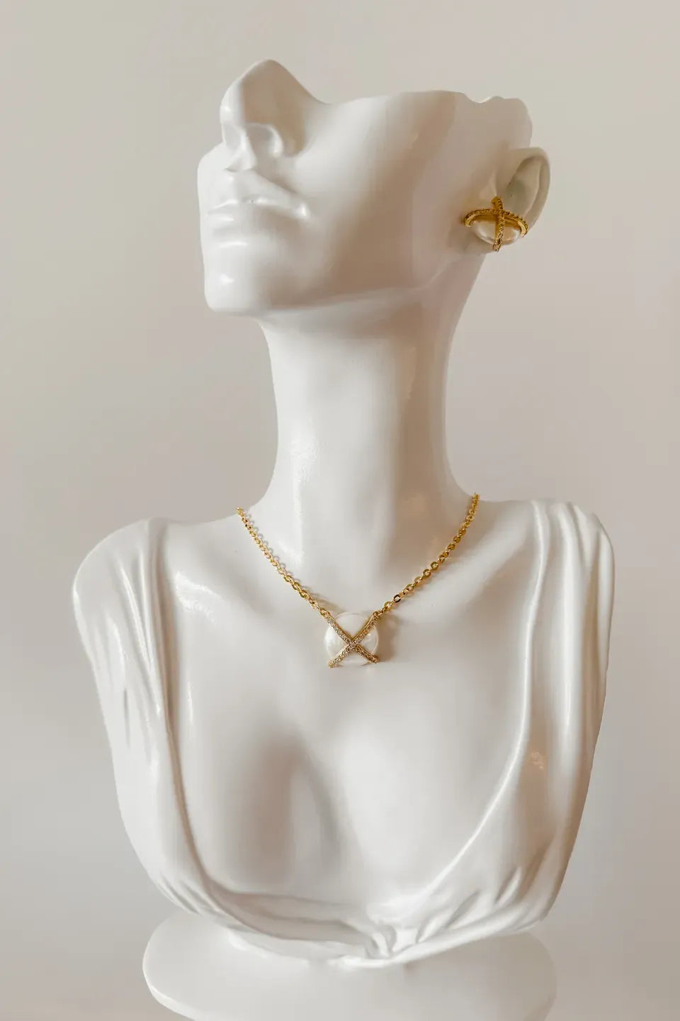 Women’s Gold-Plated Necklace and Earrings Set with Pearlescent Stone