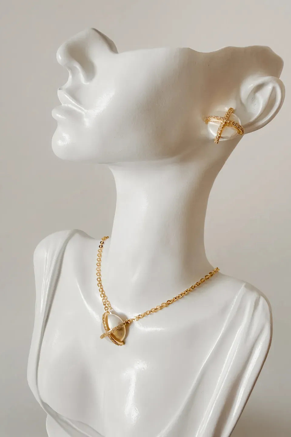Women’s Gold-Plated Necklace and Earrings Set with Pearlescent Stone