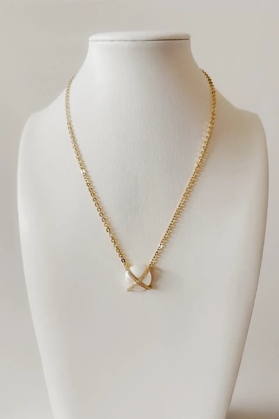 Women’s Gold-Plated Necklace and Earrings Set with Pearlescent Stone