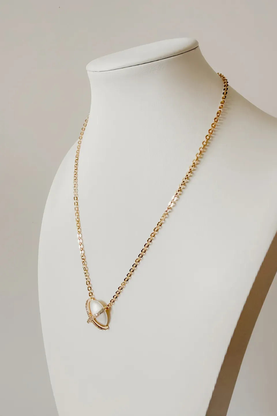 Women’s Gold-Plated Necklace and Earrings Set with Pearlescent Stone