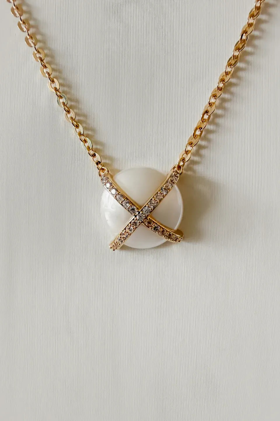 Women’s Gold-Plated Necklace and Earrings Set with Pearlescent Stone